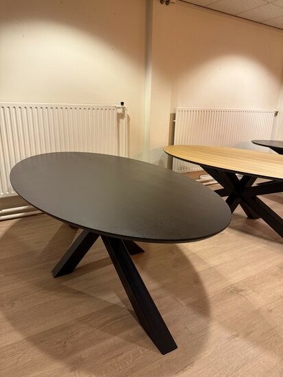 Langwerpige- en ovalen eetkamertafels | Met massief eikenhouten toplaag | Meeneemprijs 495,-