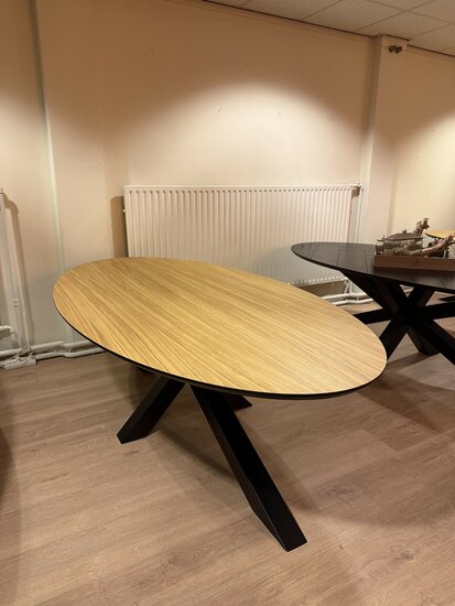 Langwerpige- en ovalen eetkamertafels | Met massief eikenhouten toplaag | Meeneemprijs 495,-