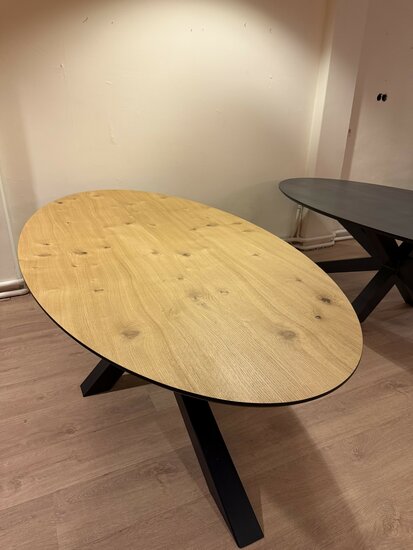 Langwerpige- en ovalen eetkamertafels | Met massief eikenhouten toplaag | Meeneemprijs 495,-