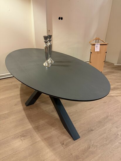 Langwerpige- en ovalen eetkamertafels | Met massief eikenhouten toplaag | Meeneemprijs 495,-