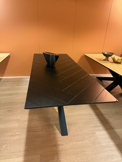 Langwerpige- en ovalen eetkamertafels | Met massief eikenhouten toplaag | Meeneemprijs 495,-